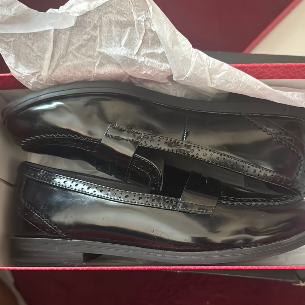 Black Flats with Streamlined Design and Cushioned Sole